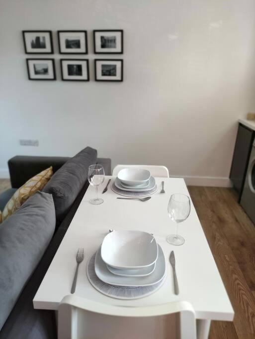 The Old Bar In Wiltshire - 1 Bedroom Guesthouse Чипенъм Екстериор снимка