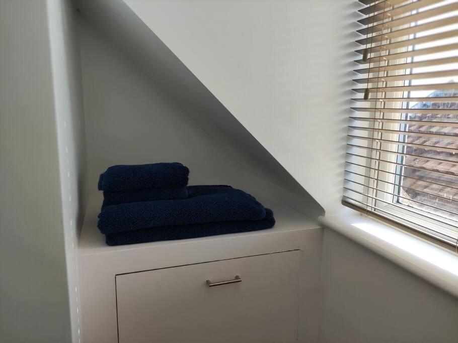 The Old Bar In Wiltshire - 1 Bedroom Guesthouse Чипенъм Екстериор снимка