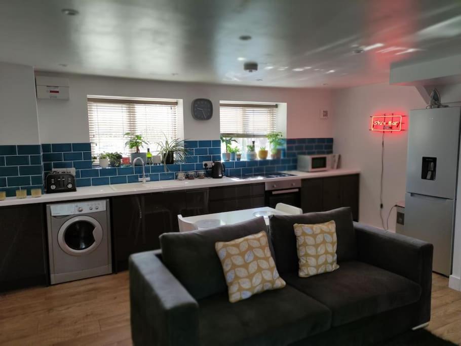 The Old Bar In Wiltshire - 1 Bedroom Guesthouse Чипенъм Екстериор снимка