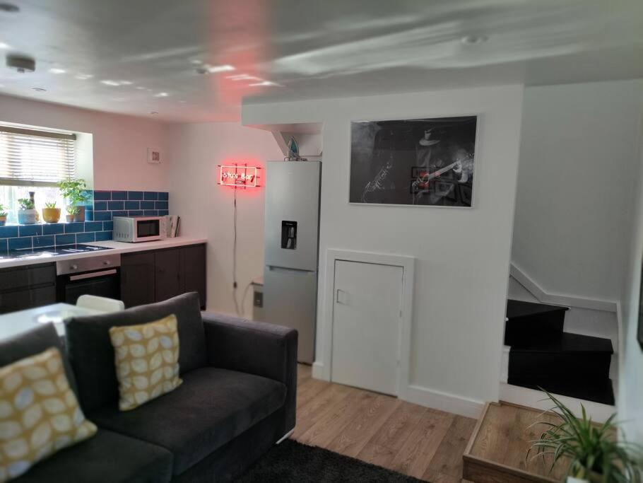 The Old Bar In Wiltshire - 1 Bedroom Guesthouse Чипенъм Екстериор снимка