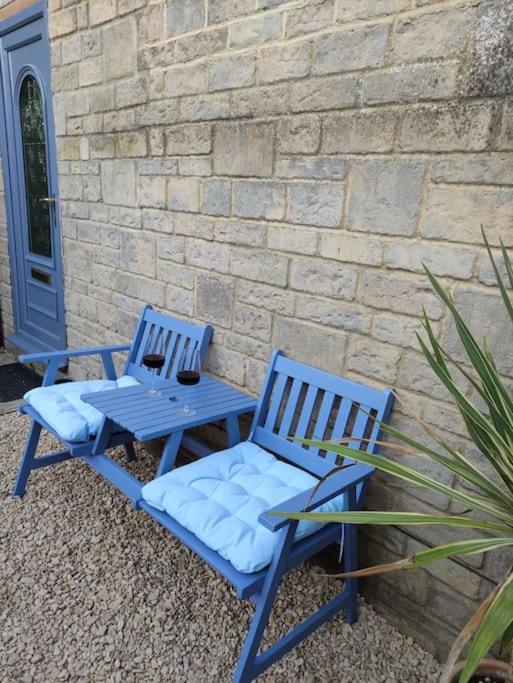 The Old Bar In Wiltshire - 1 Bedroom Guesthouse Чипенъм Екстериор снимка