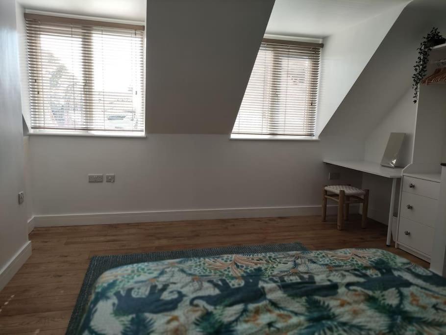 The Old Bar In Wiltshire - 1 Bedroom Guesthouse Чипенъм Екстериор снимка