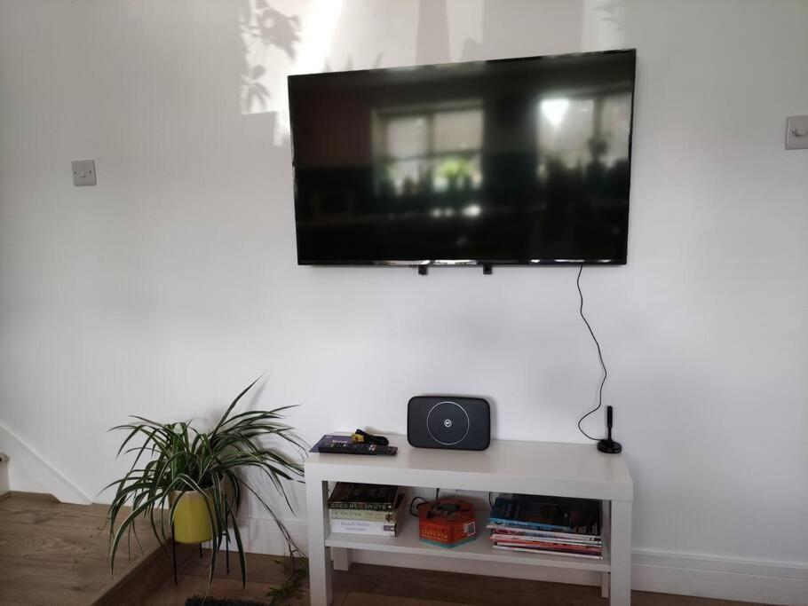 The Old Bar In Wiltshire - 1 Bedroom Guesthouse Чипенъм Екстериор снимка