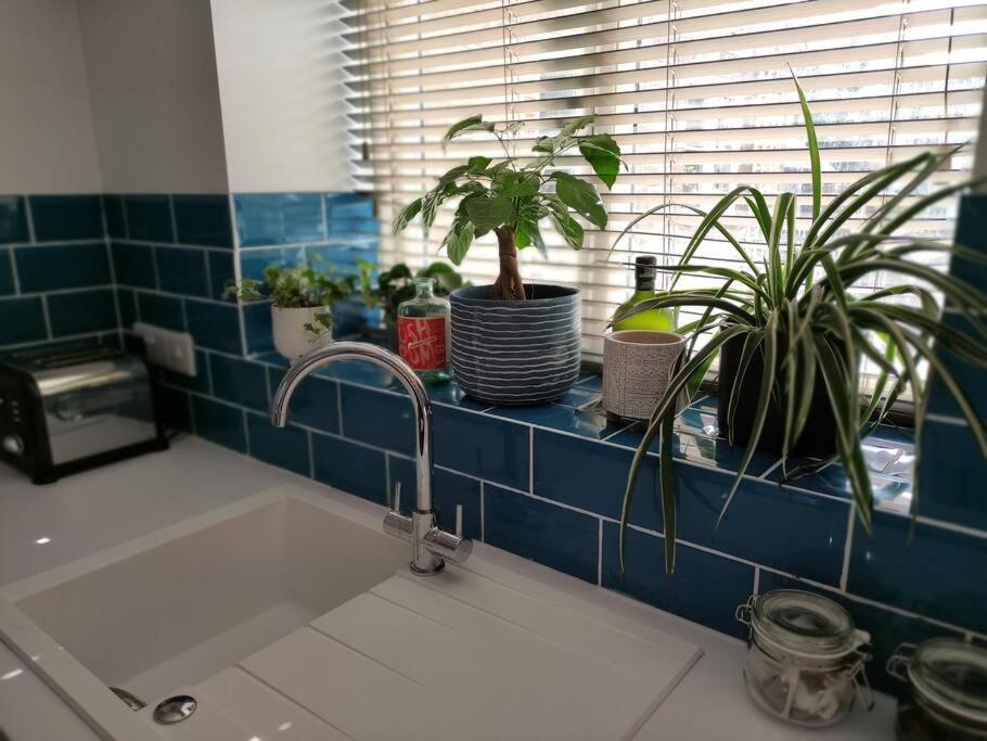 The Old Bar In Wiltshire - 1 Bedroom Guesthouse Чипенъм Екстериор снимка