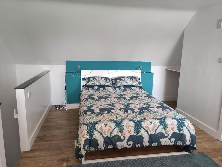 The Old Bar In Wiltshire - 1 Bedroom Guesthouse Чипенъм Екстериор снимка